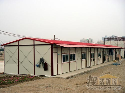 我們在南昌小藍工業(yè)園搭建的小彩鋼房