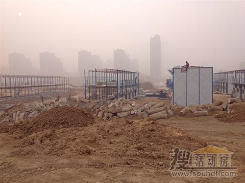 大霧天氣，工人們也都忙著(zhù)搭建南昌彩鋼房