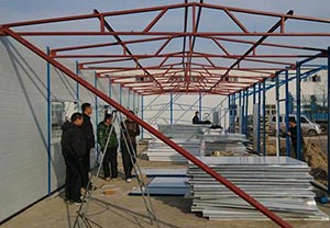 領(lǐng)導在工地上視察活動(dòng)房安裝情況