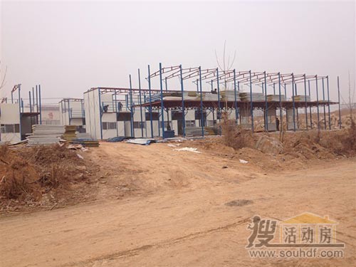 上萬(wàn)平米的活動(dòng)房正在搭建中