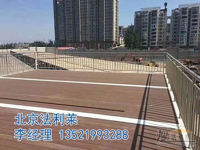 打包箱二層頂部的樓臺，采用了防腐木，穩重、大氣