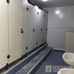 干凈整潔的集裝箱公共衛生間